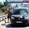 Karşıdan karşıya geçerken aracın altında kaldı Karşıdan karşıya geçerken aracın altında kaldı