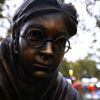 Harry Potter heykeli Londra'daki Leicester Meydanı'na dikildi Harry Potter heykeli Londra'daki Leicester Meydanı'na dikildi