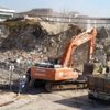 Elazığ da, ağır hasarlı Petek Sitesi nin yıkımı sürüyor