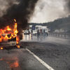 İstanbul'da facianın eşiğinden dönüldü... Yolcu minibüsü alev alev yandı