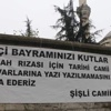 Şişli Camii duvarına 1 Mayıs pankartı Şişli Camii duvarına 1 Mayıs pankartı