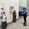Polislerden evde sıkılan yaşlılara Mangala hediyesi