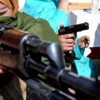 Pakistanlı öğretmenler silaha sarıldı Pakistanlı öğretmenler silaha sarıldı