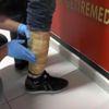 Polis bacaklarına sarılı bandın altındakini görünce şaşkına döndü Polis bacaklarına sarılı bandın altındakini görünce şaşkına döndü