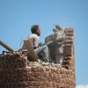 15 metrelik minareyi matkapla yıkıyor 15 metrelik minareyi matkapla yıkıyor