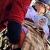 Bakan Özlü annesi ambulansla oy kullanmaya gitti