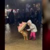 Şemsiyesini ıslanan köpekle paylaştı Şemsiyesini ıslanan köpekle paylaştı