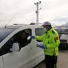 Erzincan da polis ve asker vatandaşlara maske dağıttı