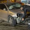 Trafik ışığını devirip dükkanlara daldı! Trafik ışığını devirip dükkanlara daldı!