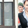 Parmaklıkların ardından baktı Parmaklıkların ardından baktı