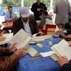 Kaymakam, kahvede kitap okudu Kaymakam, kahvede kitap okudu