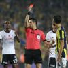 Dev derbide kartlar havada uçuştu!