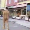 Yolda çıplak yürüyünce gözaltına alındı Yolda çıplak yürüyünce gözaltına alındı