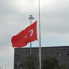 Taksim'deki dev Türk bayrağı yarıya indirildi Taksim'deki dev Türk bayrağı yarıya indirildi