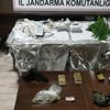 Yatak odasındaki masayı uyuşturucu serasına çevirdi