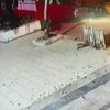 Sokak kedisini yerden yere vurup öldürdü Sokak kedisini yerden yere vurup öldürdü