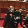 Arnavutluk meclisinde Başbakan'a yumurta atıldı