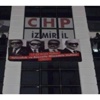 İzmir'de CHP'li gençler Yolsuzluk ve Rüşvetle Mücadele Haftası pankartı astı