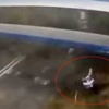 Tren ona değil, o trene çarptı!