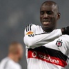 Demba Ba taraftara yüklendi