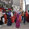 Şırnaklı aileler HDP binası önüne gelerek dağa kaçırılan evlatlarını istedi Şırnaklı aileler HDP binası önüne gelerek dağa kaçırılan evlatlarını istedi