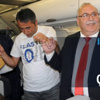 Hakkari'ye giden ilk uçakta halay çektiler Hakkari'ye giden ilk uçakta halay çektiler