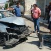 ﻿Minibüse çarpan otomobildeki 3 kişi yaralandı