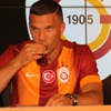 Podolski'nin imza törenine damga vuran o an! Podolski'nin imza törenine damga vuran o an!