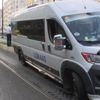 Minibüs tramvay yoluna girdi!