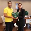 Başkan Hürriyet ten yeni evli çiftlere Kocaelispor ... Başkan Hürriyet ten yeni evli çiftlere Kocaelispor ...