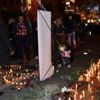 Uçak kazasında hayatını kaybedenler için çiçek bıraktılar Uçak kazasında hayatını kaybedenler için çiçek bıraktılar
