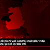 Jandarma ekipleri yol kontrol noktalarında vatandaşlara ...
