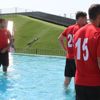 Aydınspor 1923'lü futbolcular su kesintisine tepki amaçlı süs havuzuna girdiler Aydınspor 1923'lü futbolcular su kesintisine tepki amaçlı süs havuzuna girdiler