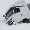 Kara saplanan TIR güçlükle çıkartıldı Kara saplanan TIR güçlükle çıkartıldı