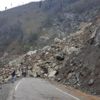 Heyelan yolu kapattı Heyelan yolu kapattı