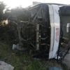 ﻿Yolcu otobüsü su kanalına devrildi