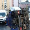 Son dakika: İstanbul Beyoğlu'da temizlik kamyonu devrildi: 2 yaralı