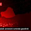 (Özel) Yatalak annesini sırtında gezdirdi