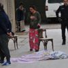 Yaşlı kadın, oğlunun gözü önünde 6. kattan atladı