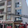 İtfaiye ekipleri, balkona düşen battaniyeyi kurtardı