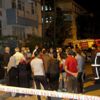 Bina sakinleri gece yarsısı sokağa döküldü Bina sakinleri gece yarsısı sokağa döküldü