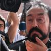 1075 yıl hapse mahkum edilen Adnan Oktar cezaevine götürülürken gözyaşlarına boğuldu 1075 yıl hapse mahkum edilen Adnan Oktar cezaevine götürülürken gözyaşlarına boğuldu
