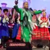 Türkücü Aydın Aydın sahneye başına geçirdiği plastik ... Türkücü Aydın Aydın sahneye başına geçirdiği plastik ...