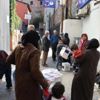 Yardım kolilerini başları üzerinde taşıdılar