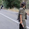 Yol kesen PKK'lılarla asker arasında çatışma çıktı Yol kesen PKK'lılarla asker arasında çatışma çıktı
