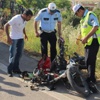 Kamyonla çarpışan motosikletli otobüsün altında kaldı Kamyonla çarpışan motosikletli otobüsün altında kaldı