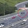 Otomobilin motosiklete çarpmasıyla sürücü bariyere saplandı Otomobilin motosiklete çarpmasıyla sürücü bariyere saplandı