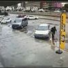 Temizlik görevlisinden örnek davranış!