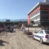 Yıkılan duvarın altında kalan işçi yaralandı