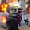 Alev alan otomobilin sürücüsü canını zor kurtardı Alev alan otomobilin sürücüsü canını zor kurtardı